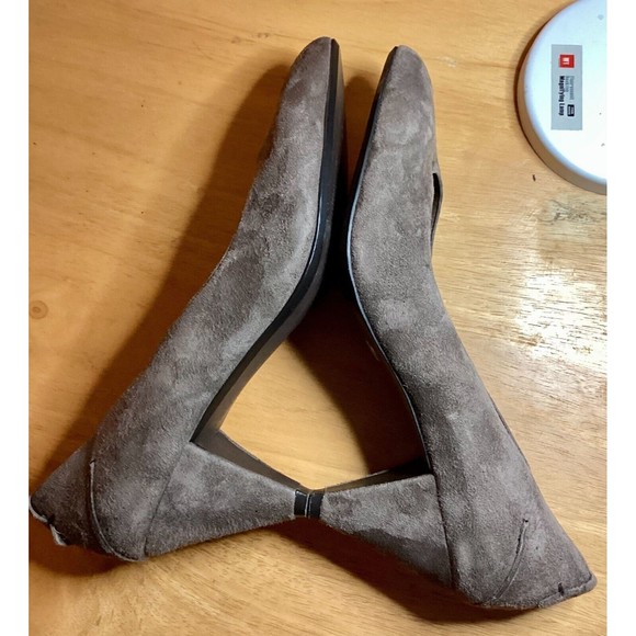 B Makowsky Women's Tan Suede Low Heel Classic Pumps Size 7 - Picture 13 of 14